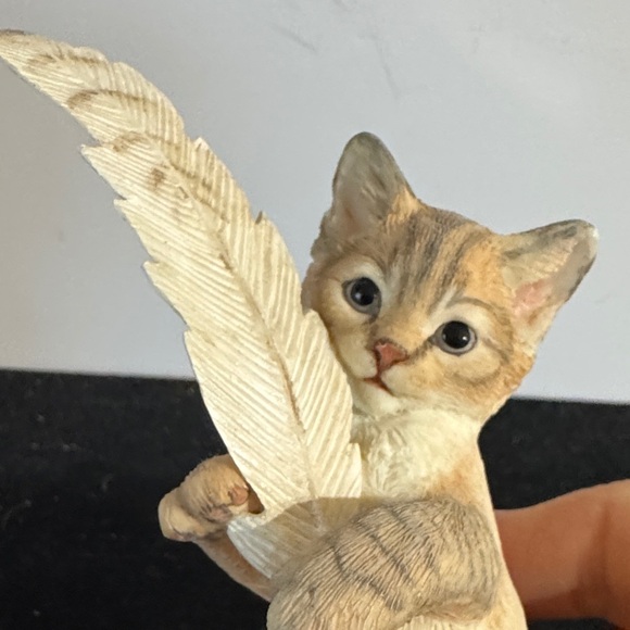 Country Artists Love Story" figurine, a realistic kitten with a feather - Picture 2 of 11